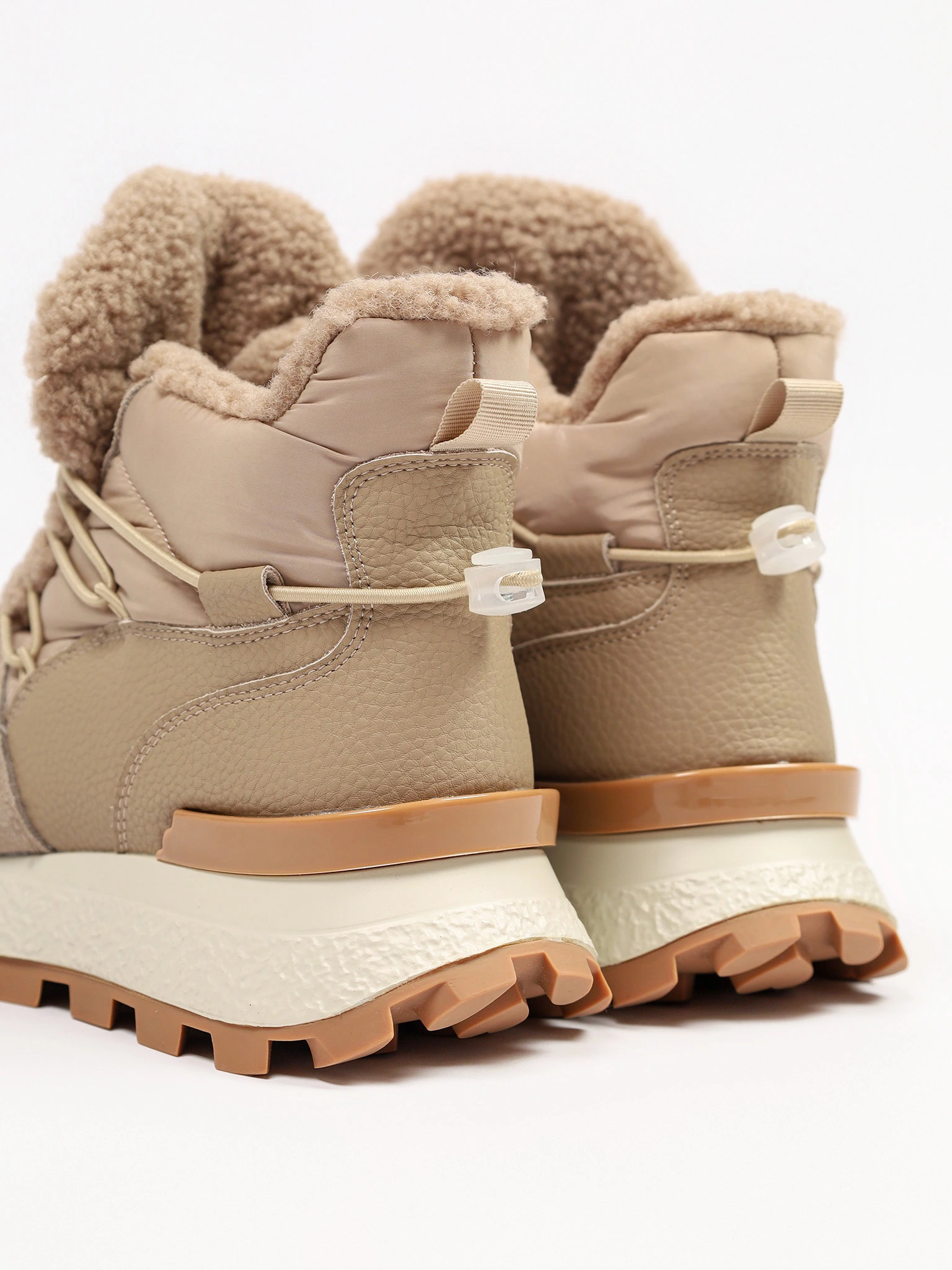 Кроссовки комбинированные бежевого цвета на рельефной подошве